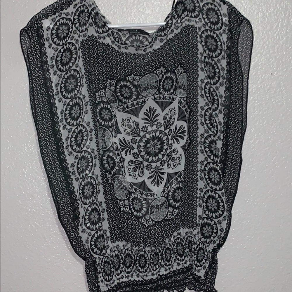 Black and white top, mandala effect